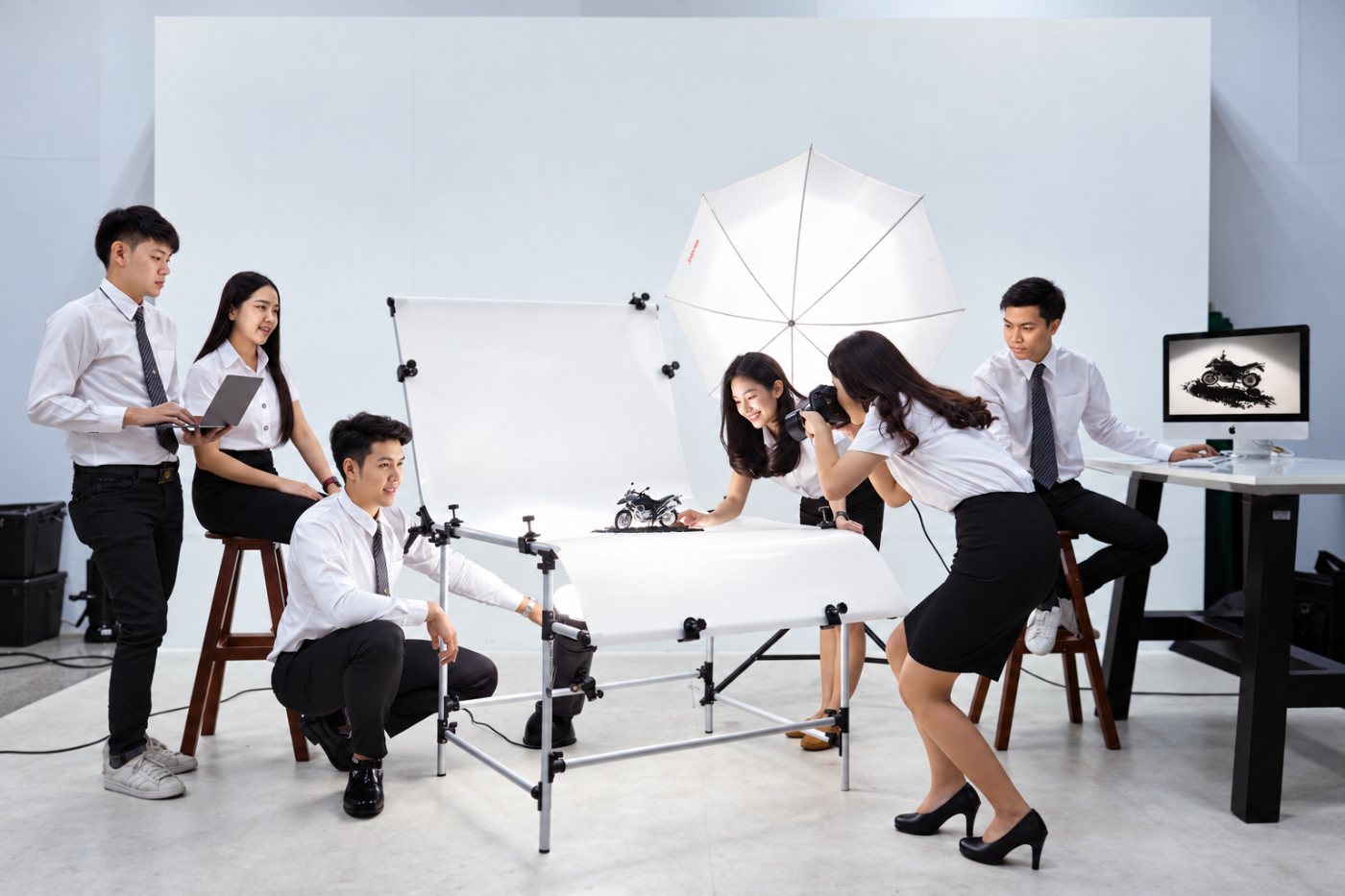 นักศึกษาฝึกถ่ายภาพสินค้าในสตูดิโอ
